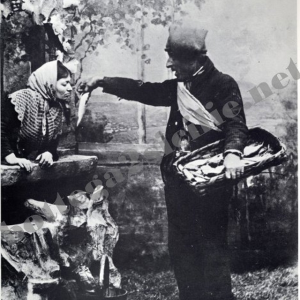 POSTER STAMPA11 IL PESCIVENDOLO SENTITE COME E’ FRESCO ANTICHI MESTIERI POSTER RIPRODUZIONE 32X45