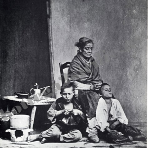 POSTER STAMPA 17 NONNA CON NIPOTI ANTICHI MESTIERI NAPOLETANI RIPRODUZIONE DA FOTOGRAFIA INIZIO 1900 32X45